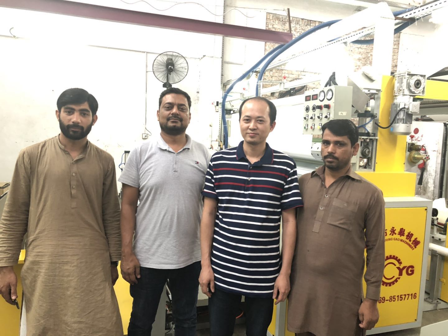 印度客戶來我廠訂購pur熱熔膠復(fù)合機(jī)